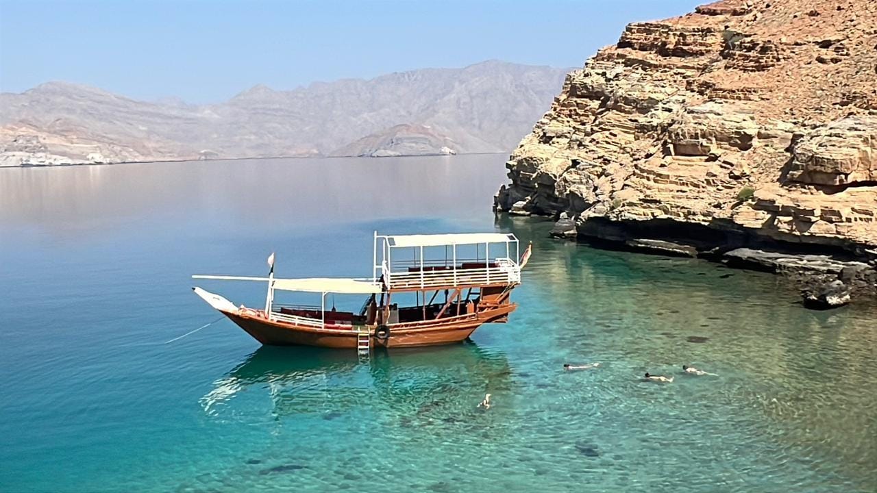 Entdecke Musandam: Ganztägige Bootsfahrt mit Mittagessen und Schnorcheln