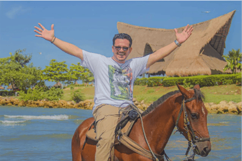 Cartagena: Seaside horseback ride with a bilingual guide