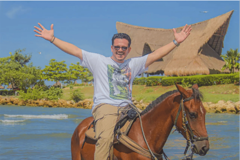Cartagena: Seaside horseback ride with a bilingual guide