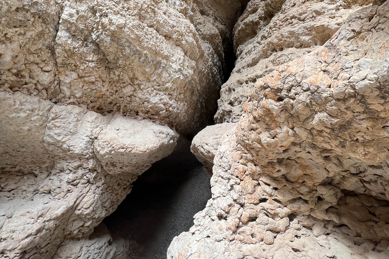 Muscat: Wadi Shab Hike and Bimmah Sinkhole Tour with Lunch Muscat: Wadi Shab Hike and Bimmah Sinkhole Tour with Lunch