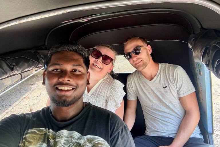 Negombo: Private Tuk-Tuk Tour –Temples, Markets & Local Life