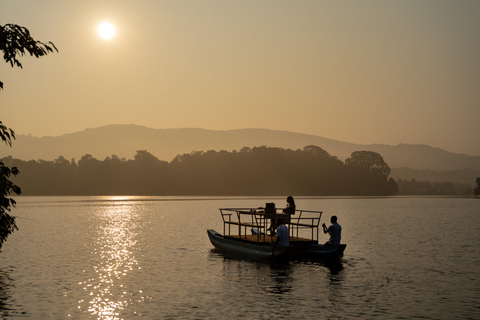 Sigiriya: Wewela Lake Private Boat Sailing Picnic Dining