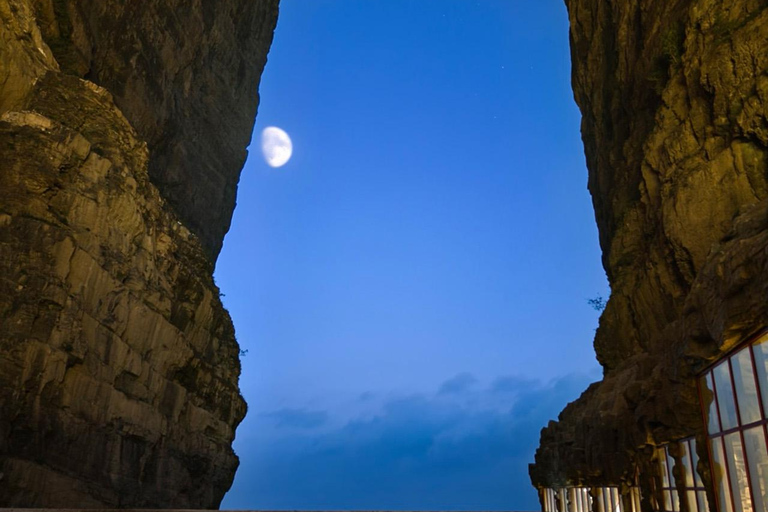 تشانغجياجيه: جولة ليلية في جبل تيانمن مع عرض ضوئيNight Tour to Tianmen Mountain