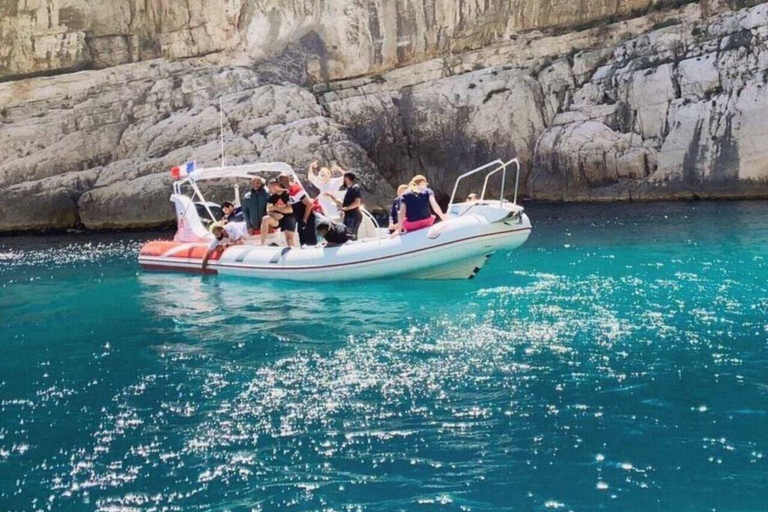 La Ciotat: Boat Tour in the Calanques with swimming