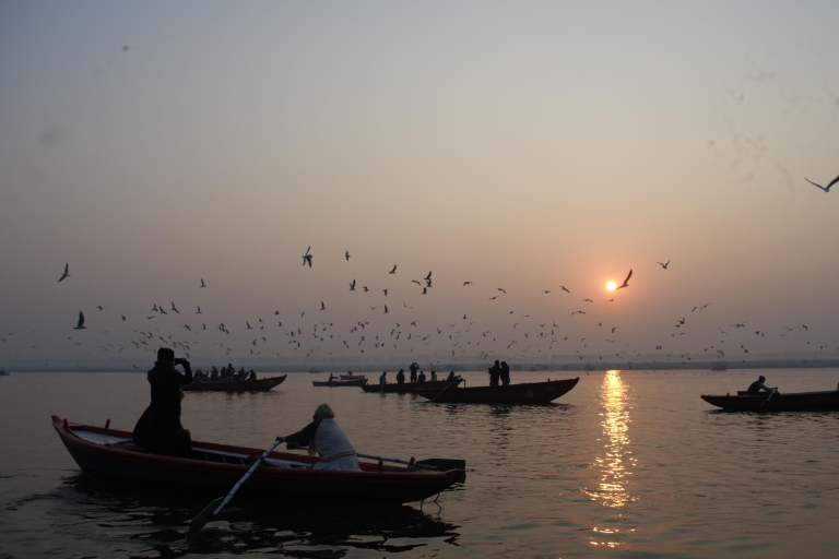 Varanasi Tagestour - Bootfahren, Wandern, Yoga-Tempel, RingenVaranasi Tagestour