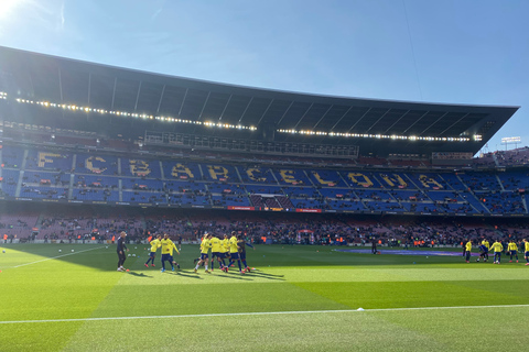 Barcelone : Match du FC Barcelone avec des sièges de supporters et un hôte local