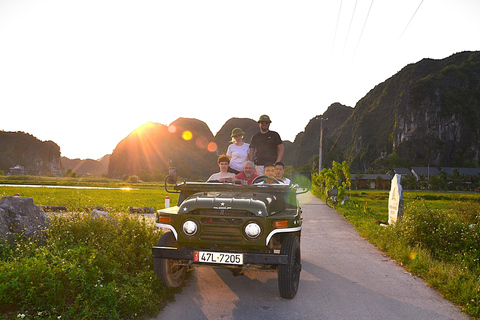 نينه بينه: غروب الشمس من كهف موا ومشي هوا لو ليلاًسيارة جيب قديمة للجيش الأمريكي
