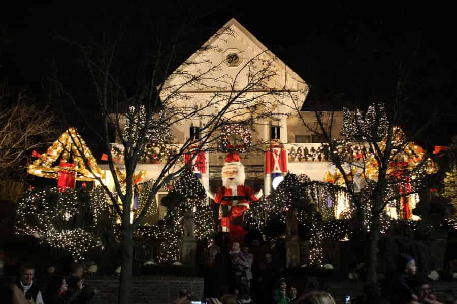 Von Manhattan: Dyker Heights Lights & Skyline Tour. Foto: GetYourGuide