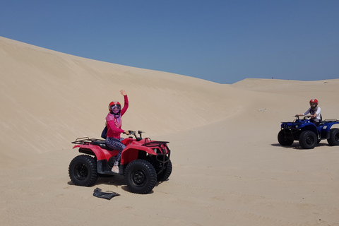 Gratis kamelenrit; Woestijnsafari dunebashing; ZandboardenWoestijnsafari bij zonsondergang aan de binnenzee