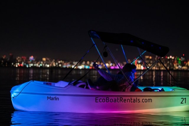 San Diego: Night Date Glow Tretboot mit Blick auf die Innenstadt