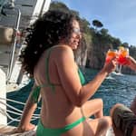 Aperitivo a bordo al tramonto davanti al Phi Beach Club, golfo di Arzachena