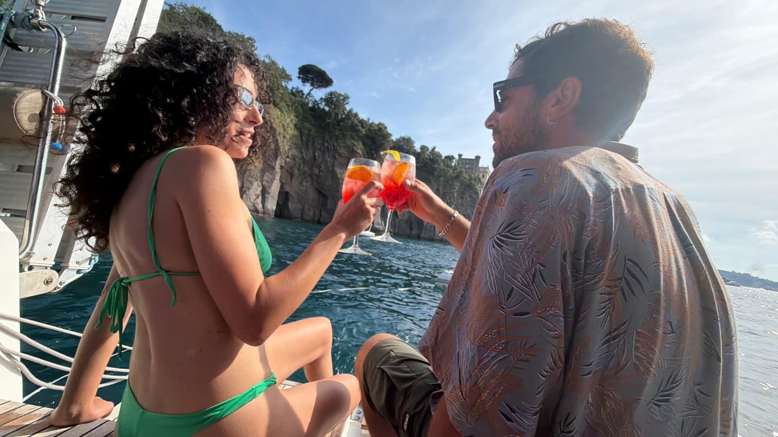 Aperitif an Bord bei Sonnenuntergang vor dem Phi Beach Club, Golf von Arzachena
