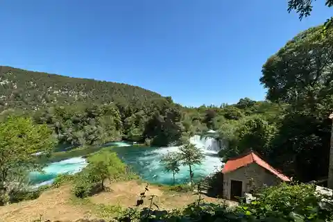 Krka-vattenfallsturen inkluderar olivoljeprovning och vinprovning.