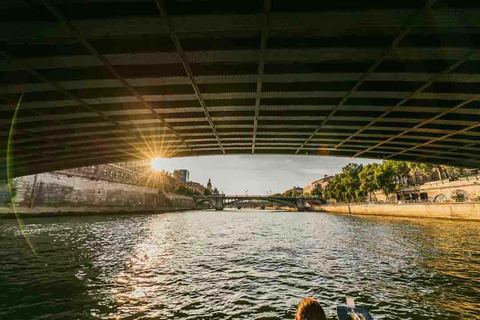 Paris: Private Seine River Cruise Paris: Private Seine River Cruise with Guide