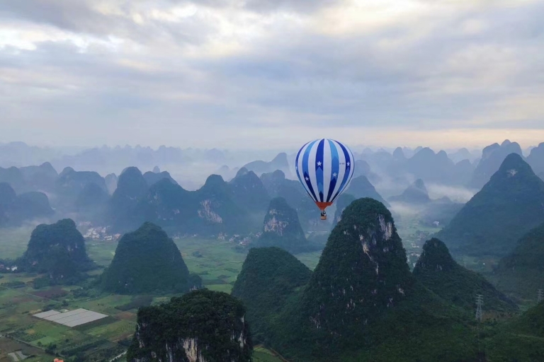 Billet pour l'expérience du lever du soleil en montgolfière à YangshuoVol privé en montgolfière pour 3-4 personnes (départ de Yangshuo)
