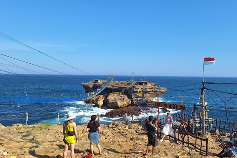 Yogyakarta : Explorez la grotte de Pindul, la rivière Oyo et la plage de Timang