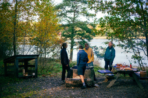 Stockholm: Vandring, utomhusmatlagning och kallvattenflytningPickup from Stockholm - drop-off Vaxholm