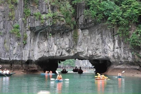 Hanoi: Całodniowy rejs po zatoce Halong z kajakiem, jaskiniami i lunchemOpcja odbioru z Hanoi (autobus w cenie)