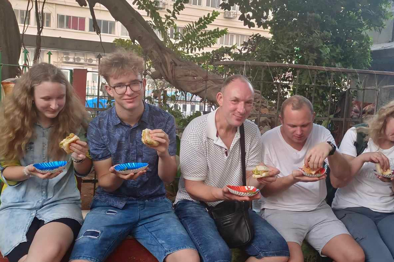 Mumbai: Best Steet Food Tour & Evening Market with a Local