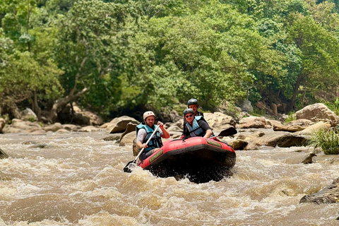 Chiang Mai: Excursión de un día a la Cascada Pegajosa y Rafting