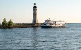 Buffalo: Guided Walking Tour w/ Naval Park and River Cruise