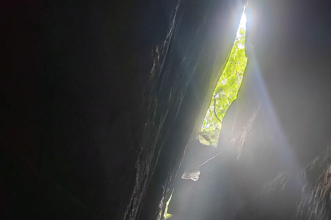 Watervallen en grottenpad in het Tijuca bos