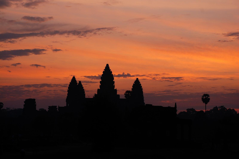 Amanecer en Angkor privado, desayuno con guía y tuktuk incluidosAmanecer privado en Angkor Wat, desayuno incluido, en Tuktuk