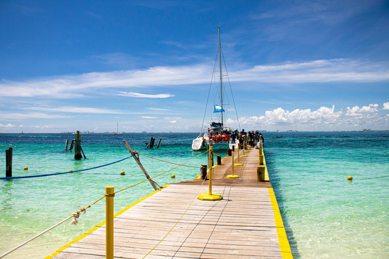 Isla Mujeres: Catamaran cruise met open bar, snorkelen en lunchIslas Mujeres: Catamaran cruise met open bar