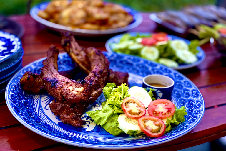 Hoi An: il tour gastronomico serale in Vespa e barbecue privato