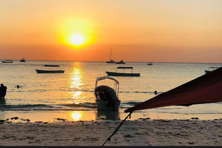 FRÅN NUNGWI; UPPLEVELSE AV DHOW-KRYSSNING I SOLNEDGÅNGENNungwi Beach; Upplevelse med Dhow-kryssning i solnedgången