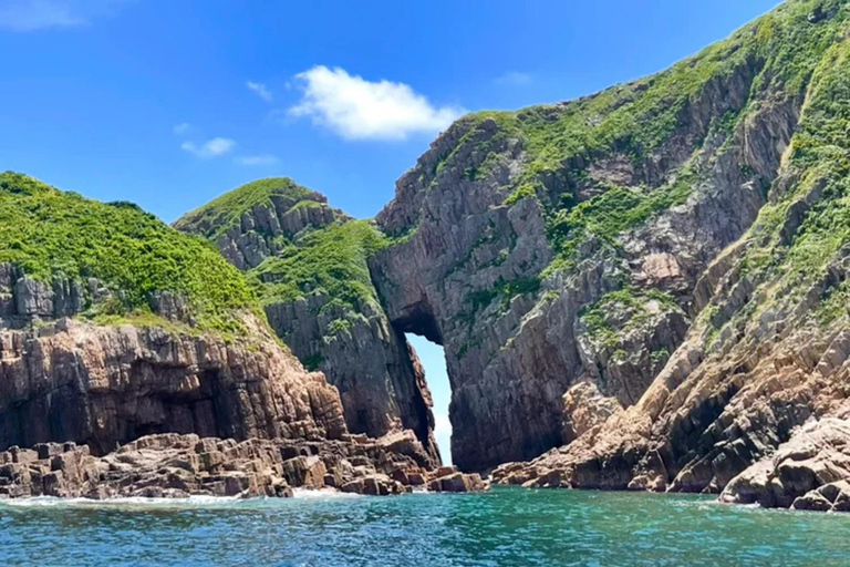 Tour in yacht del Geoparco UNESCO di Hong Kong: quattro archi marini e vulcanoTour in yacht del geoparco UNESCO di Hong Kong: quattro archi marini e vulcano