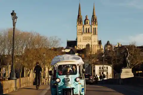 Angers: Ride in the Doutre in an electric Tuk Tuk