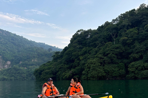 San Salvador: Wycieczka kajakowa o wschodzie słońca po jeziorze Ilopango z odbiorem