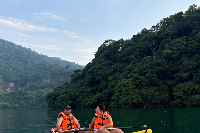 San Salvador: Wycieczka kajakowa o wschodzie słońca po jeziorze Ilopango z odbiorem