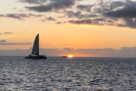 Honolulu: Vela al atardecer City LightsCity Lights Sunset Sail - Servicio de recogida del hotel