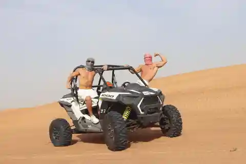 Dubai: safari nel deserto con giro in cammello, quad, sandboard e buffet