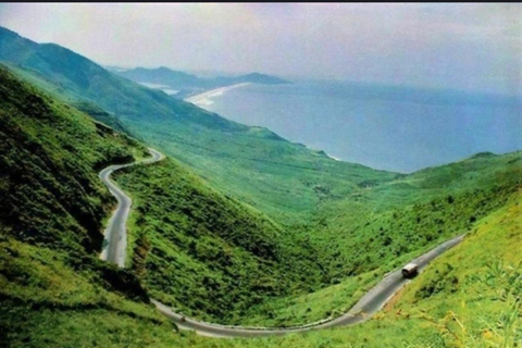 Von Hue nach/von Hoi An über den Hai Van Pass und die Goldene Brücke von BaNa HillPrivatauto Hue - Da Nang