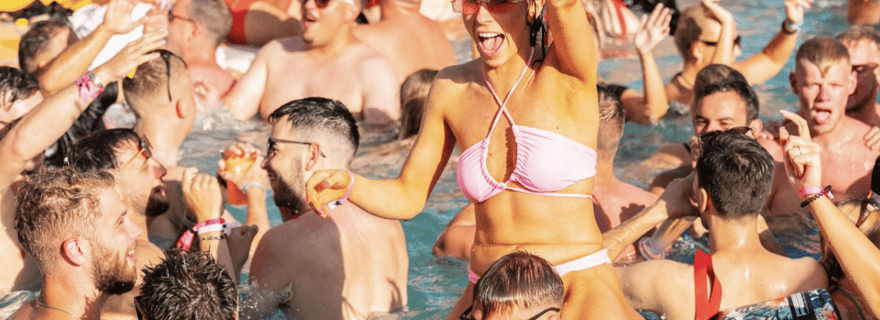 Kavos : tournée des boîtes de nuit VIP avec bus, entrée express et boissons