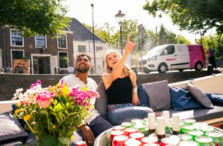 Amsterdam: Spanische geführte Open Boat Cruise mit Bar an Bord