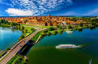 Mantua: Panorama-Stadtrundfahrt + geschützte Oase + Guide an Bord