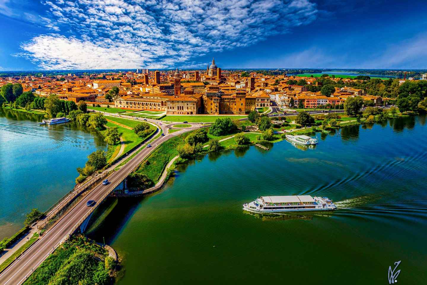 Mantua: Panoramic city navigation + protected oasis + guide on board