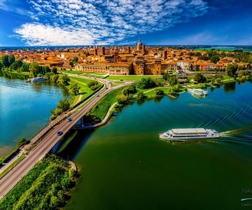 Mantua: Panorama-Stadtrundfahrt + geschützte Oase + Guide an Bord