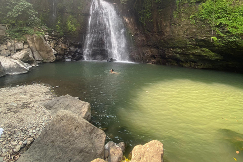 Aventura de natación y columpio en la cascada de Arusha, de Kingstone Asilia