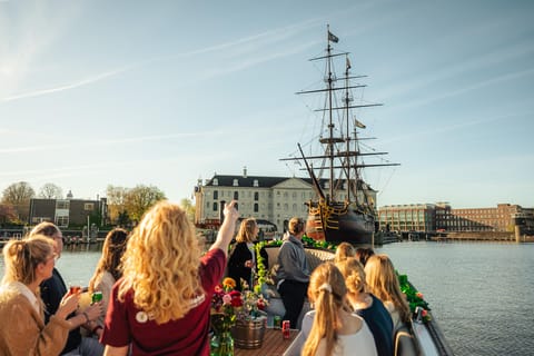 Amsterdam: Deutsche Original-Grachtenfahrt + Getränkeoption