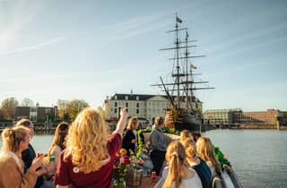 Amsterdam: Deutsche Original-Grachtenfahrt + Getränkeoption