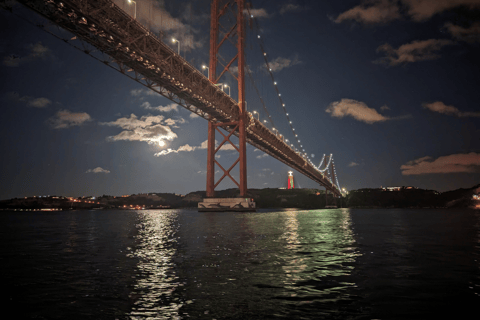 Lisbon: 2 hr boat tour. Shared experience. Day-Sunset-Night Lisbon: Boat tour. Shared sailing experience. Night Tour.