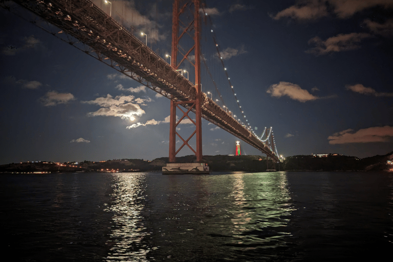 Lisbon: 2 hr boat tour. Shared experience. Day-Sunset-Night Lisbon: Boat tour. Shared sailing experience. Night Tour.