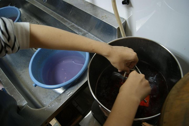 Corso di sciarpe shibori Itajime al Museo Shibori di Kyoto