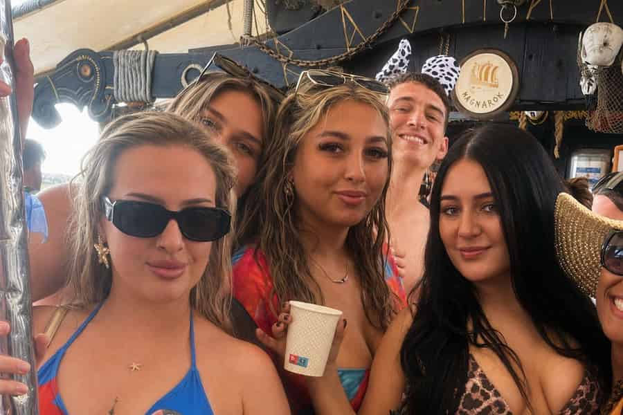 Teneriffa: Bootparty mit unbegrenzten Drinks, DJ, Schwimmstopp. Foto: GetYourGuide Teneriffa: Bootparty mit unbegrenzten Drinks, DJ, Schwimmstopp. Foto: GetYourGuide