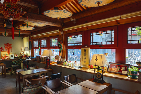 Beijing: Traditional Craft Workshop in Hutong